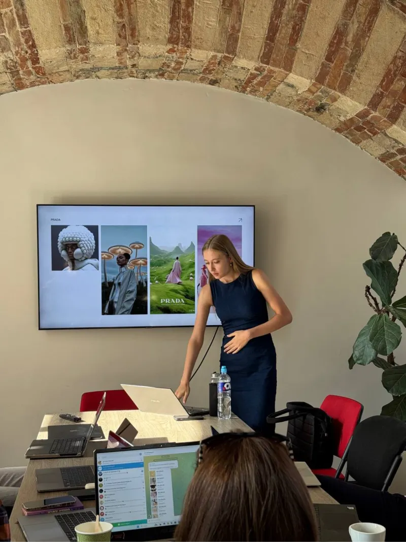 Diana Tatar susținând un training de design în fața participanților