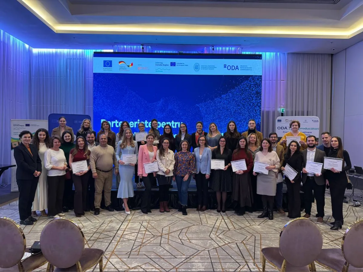 Diana Tatar alături de participanții unei conferințe ODA, la înmânarea certificatelor