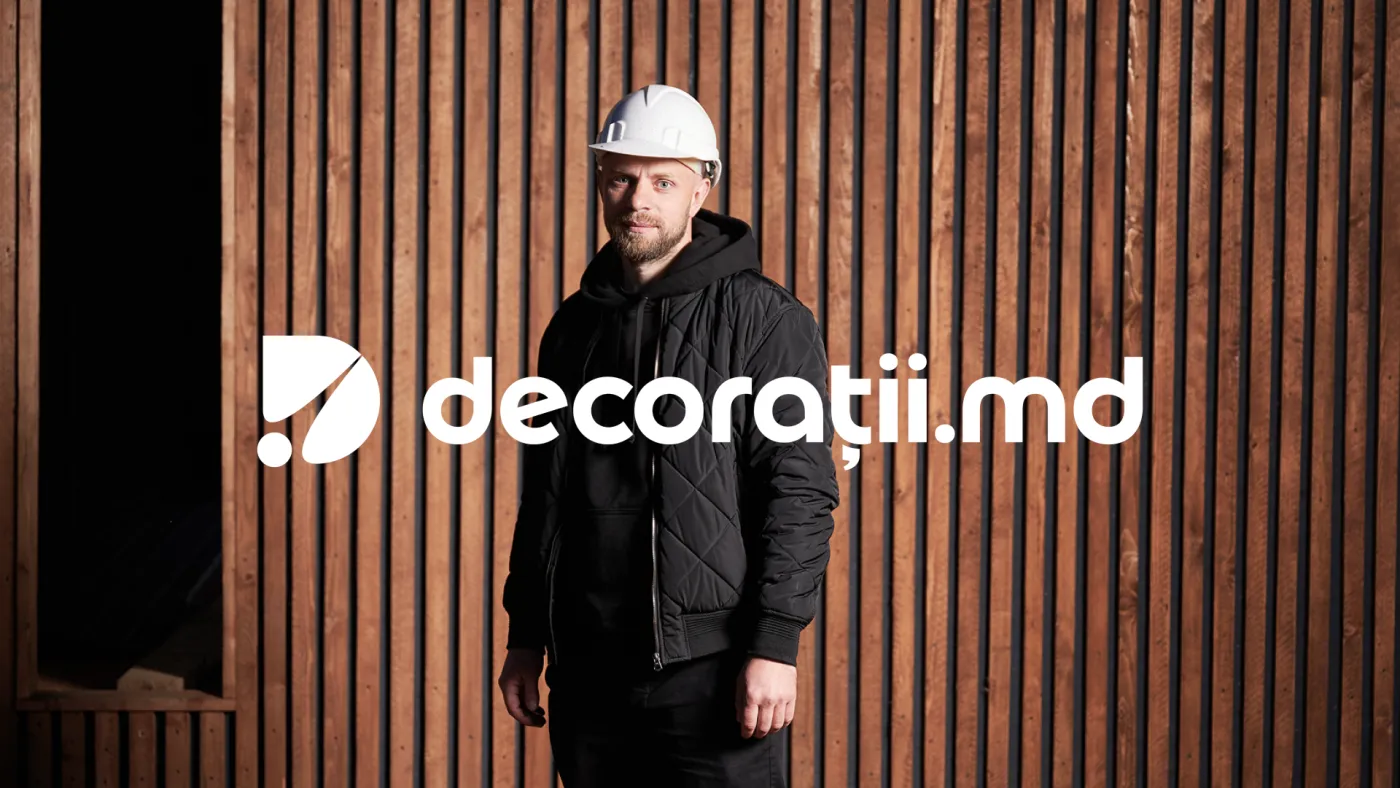 Identitate vizuală Decorații.md — logoul aplicat pe fundal de lemn